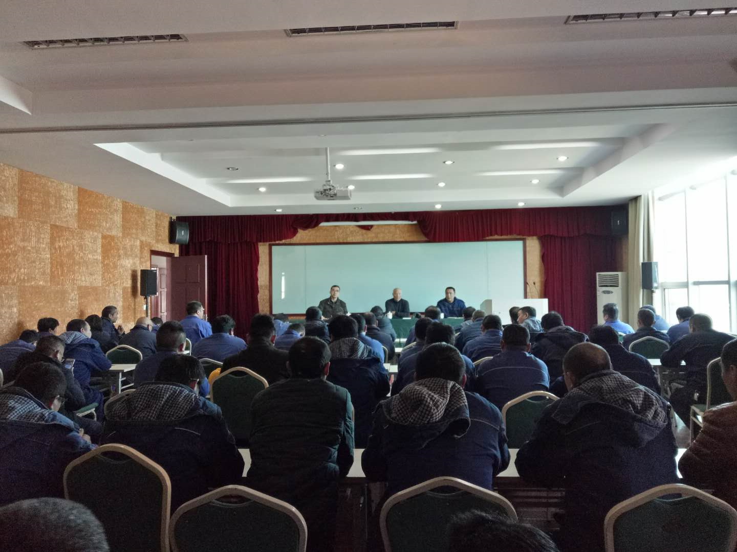 公司召开全体中高层干部大会